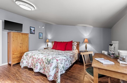 Fredericksburg Bed & Breakfast | Texas Wildflower - Close to Luckenbach
