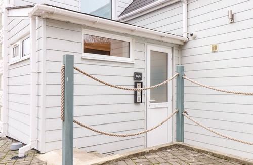 Camborne Cottage | TEYLU, pet friendly in Camborne