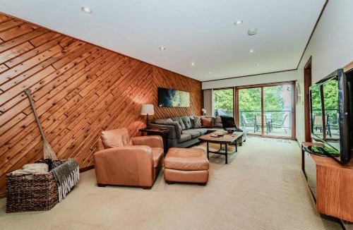 Colpoys Bay Ski Chalet | TGIF - Serene Waterfront Retreat