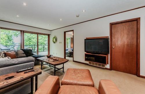 Colpoys Bay Ski Chalet | TGIF - Serene Waterfront Retreat