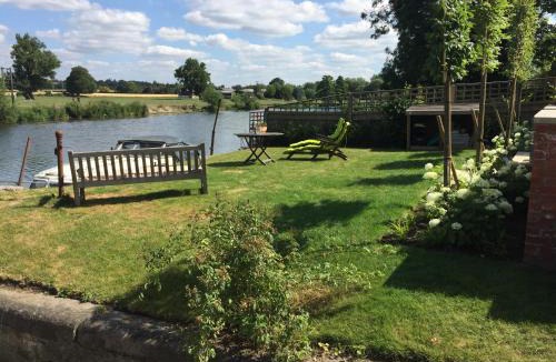 Wallingford House | Thames Edge Rooms