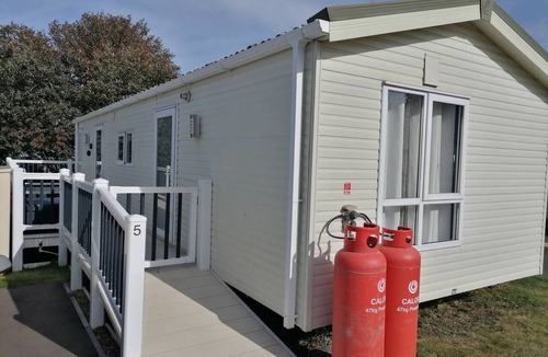 Allhallows Apartment | Thames view - Wheelchair-Friendly Static Caravan
