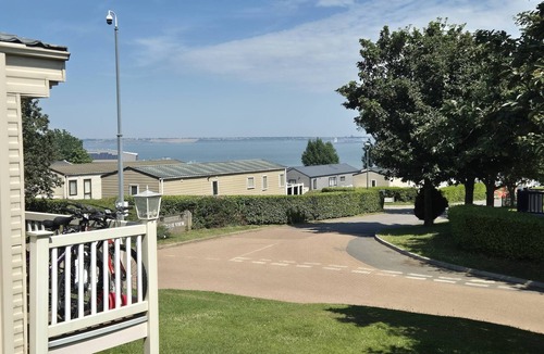 Allhallows Apartment | Thames view - Wheelchair-Friendly Static Caravan