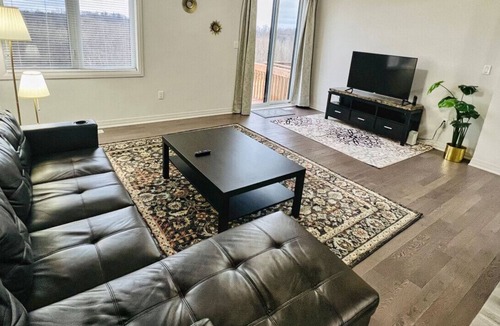 Thamesford House | Thamesford Home 3 BDR-WIFI-Netflix-Laundry-Parking