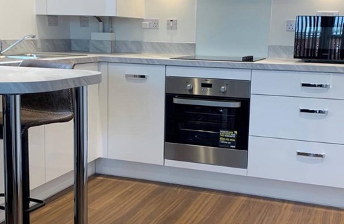 West Thurrock Apartment | Thamesview Modern Retreat