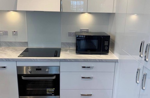 West Thurrock Apartment | Thamesview Modern Retreat