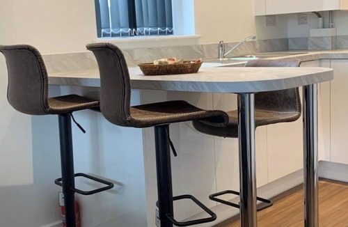 West Thurrock Apartment | Thamesview Modern Retreat