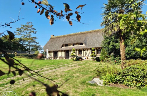 Sainte-Helene-Bondeville House | Thatched cottage at the anemone pond