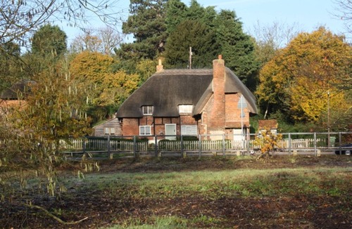 Clifton Hampden House | Thatched Barn Overlooking The River Thames