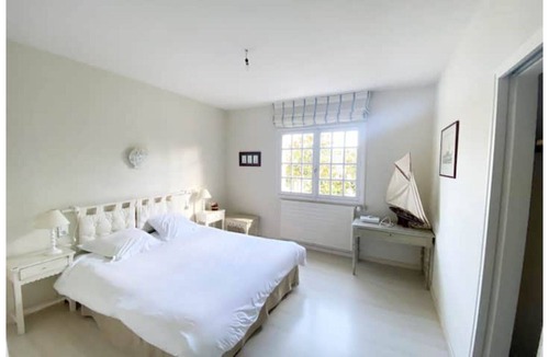 Le Croisic Villa | Thatched cottage facing the wild coast...
