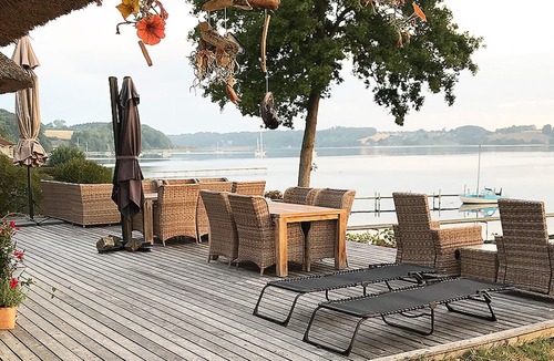 Bjert House | Thatched cottage with stylish furnishings right on the Baltic Sea