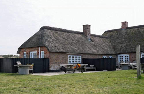 Fjand Badeby House | Thatched farm by the North Sea's wide shores