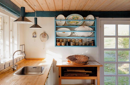 Kalundborg House | Thatched house between forest and meadow