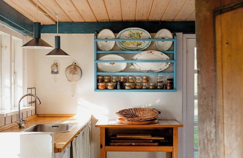 Kalundborg House | Thatched house between forest and meadow