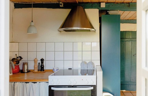 Kalundborg House | Thatched house between forest and meadow