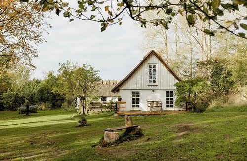 Kalundborg House | Thatched house between forest and meadow