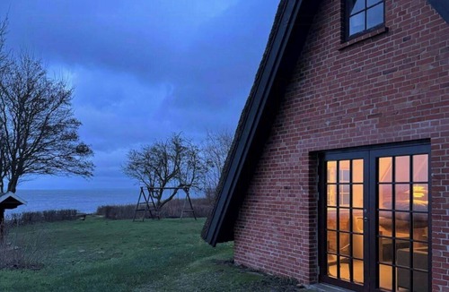 Kalundborg House | Thatched house with own beach on Røsnæs