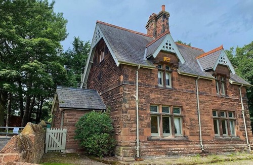 Thornton Hough Cottage | Thatched Pavilion including Hot Tub