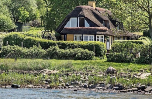 Bjert House | Thatched-roof house in secluded location with roof terrace on the Baltic Sea with outdoor whirlpool
