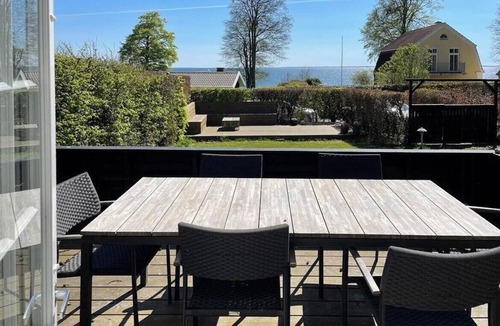Kelstrup House | Thatched wooden house with sea view