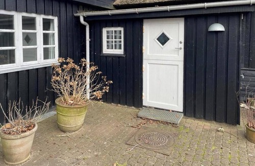 Kelstrup House | Thatched wooden house with sea view
