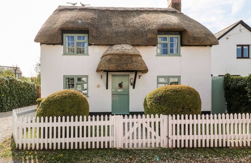 Stratton Cottage | THATCHINGS, pet friendly, with open fire in Stratton