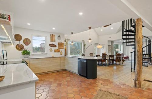 Travelers Rest House | The 1690 House