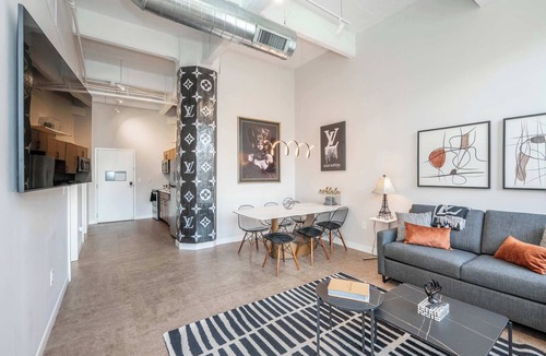 Central Business District Apartment | The 333 Suites 301 - Suite for 6