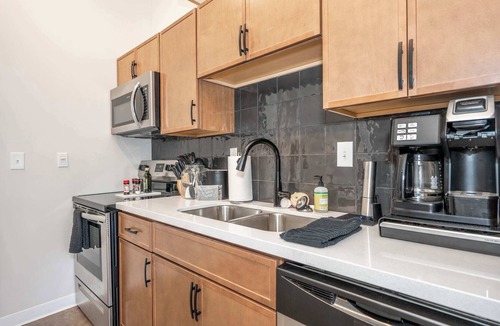 Central Business District Apartment | The 333 Suites 301 - Suite for 6