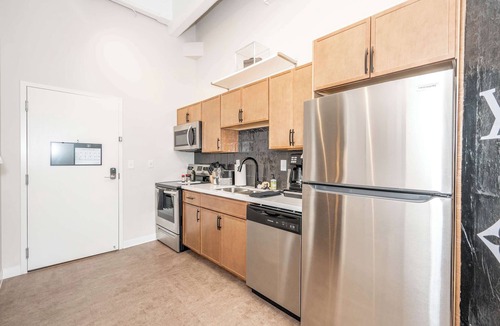 Central Business District Apartment | The 333 Suites 301 - Suite for 6