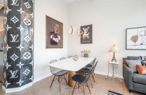 Central Business District Apartment | The 333 Suites 301 - Suite for 6