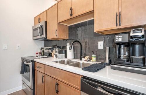 Central Business District Apartment | The 333 Suites 301 - Suite for 6