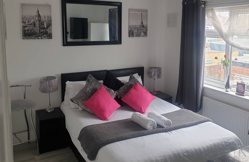 Ponders End Bed & Breakfast | The 36