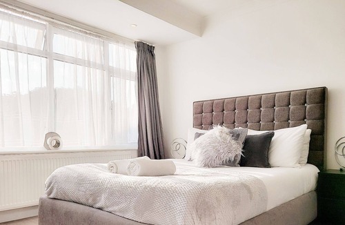 Ponders End Bed & Breakfast | The 36