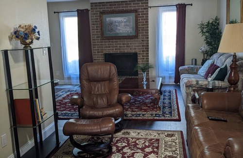 Huntsville House | The 80's Called.and there's nothin' wrong with that!