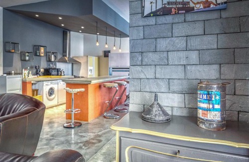 Fontaine Apartment | The 80's - Tram