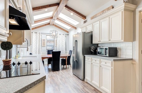 Lubbock House | THE 806 - 4 Bedrooms - 9 Beds - Putting Green