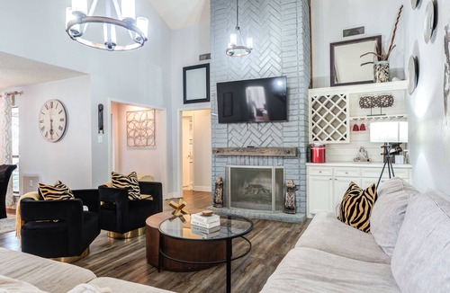 Lubbock House | THE 806 - 4 Bedrooms - 9 Beds - Putting Green