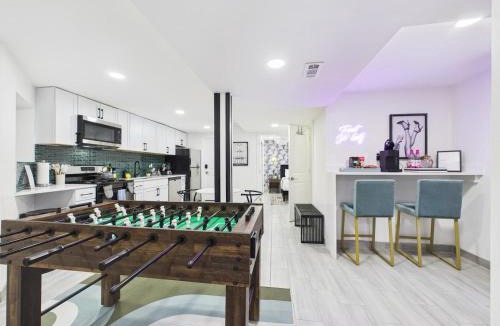 Wrigleyville House | The Addison Art Deco Manor Estate Garage
