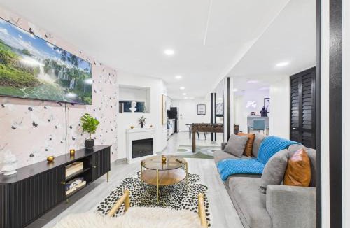 Wrigleyville House | The Addison Art Deco Manor Estate Garage