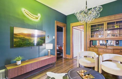 Wrigleyville House | The Addison Art Deco Manor Estate Garage