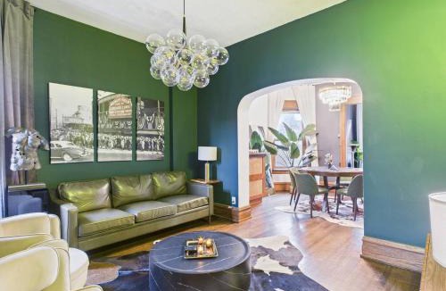 Wrigleyville House | The Addison Art Deco Manor Estate Garage
