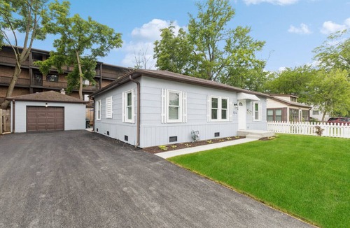 Wauconda House | The Adorable "Blue Breeze"!