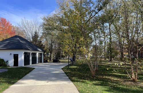 Hamburg House | The Alamo! Historic Sears & Roebuck Showcase 4 bed 2-½ Bath with Jacuzzi