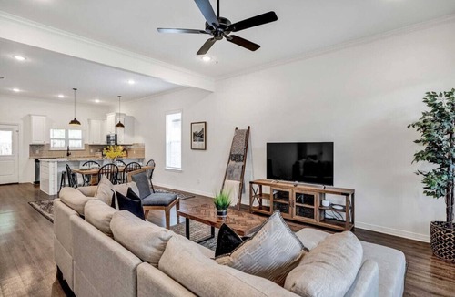 Tyler Apartment | THE ALAMO HOUSE King size bed Fast internet!