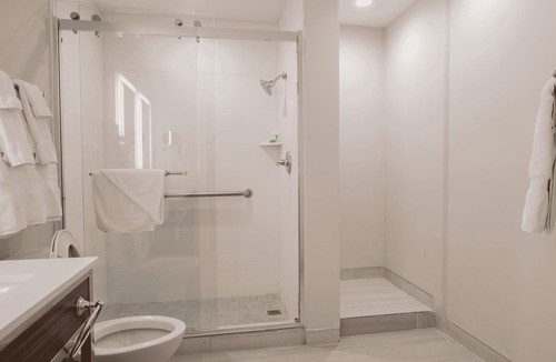 Summit Hotel | The Albion Summit