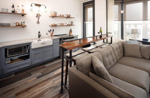 Port Clinton Apartment | The Alibi- (We will cover for you)