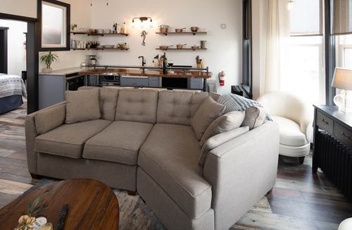 Port Clinton Apartment | The Alibi- (We will cover for you)