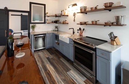 Port Clinton Apartment | The Alibi- (We will cover for you)