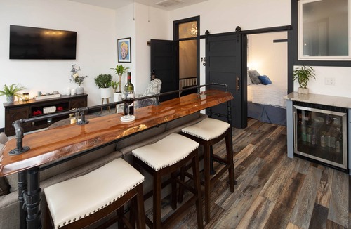 Port Clinton Apartment | The Alibi- (We will cover for you)